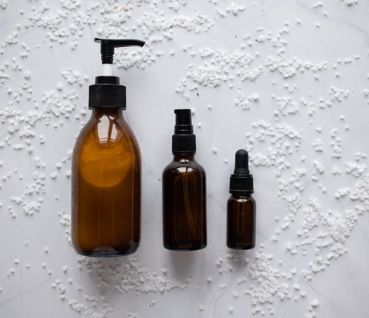 Étiquettes pour flacons et pots cosmétiques